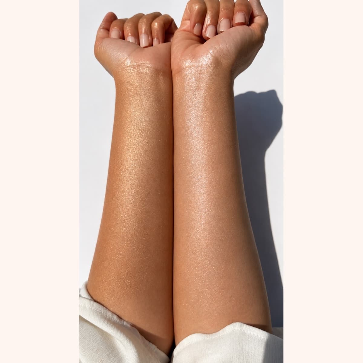 درجتا Bronze Glow وSunkissed من بودي شيمر على الذراعين
